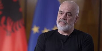 Gazetarja britanike nxjerr zbuluar Ramën për projektet në Sazan dhe Zvërnec: I pashë vetë buldozerët dhe …