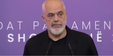 Kryeministri e pranon: Administrata paradite në punë, pasdite këndonin në protestë ‘Rama jepe dorëheqjen’