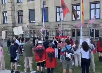 Rama pritet me protesta edhe në Gjermani, shqiptarët në Düsseldorf me thirrje: “Jep dorëheqjen”