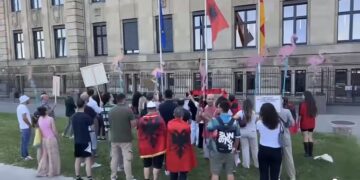 Rama pritet me protesta edhe në Gjermani, shqiptarët në Düsseldorf me thirrje: “Jep dorëheqjen”