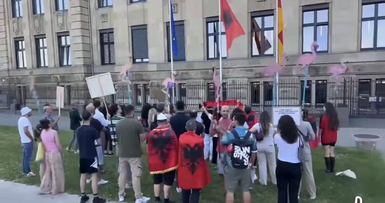 Rama pritet me protesta edhe në Gjermani, shqiptarët në Düsseldorf me thirrje: “Jep dorëheqjen”