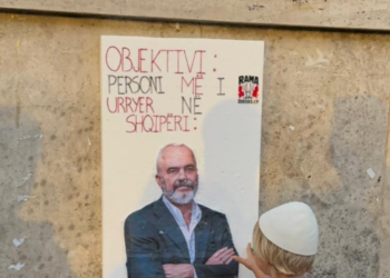 Pankarta në protestën kundër Ramës: Njeriu më i urryer në Shqipëri!