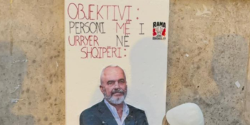 Pankarta në protestën kundër Ramës: Njeriu më i urryer në Shqipëri!