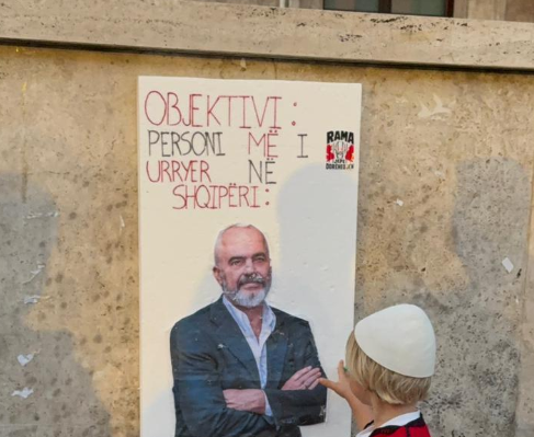 Pankarta në protestën kundër Ramës: Njeriu më i urryer në Shqipëri!