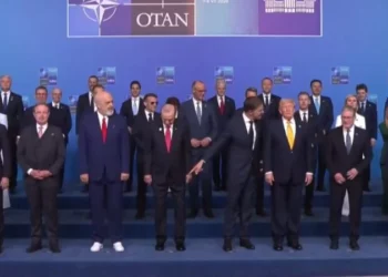 Rama mundohet të bjerë në sy me atletet e bardha gjatë samitit të NATO-s, Trump e injoron