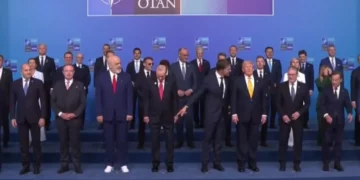 Rama mundohet të bjerë në sy me atletet e bardha gjatë samitit të NATO-s, Trump e injoron