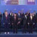 Rama mundohet të bjerë në sy me atletet e bardha gjatë samitit të NATO-s, Trump e injoron