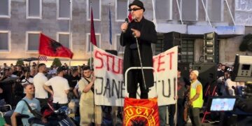 Protesta e 35-të kundër Ramës/ Robert Aliaj: Kur Atdheu është në rrezik, patrioti i vërtetë ngrihet në këmbë!