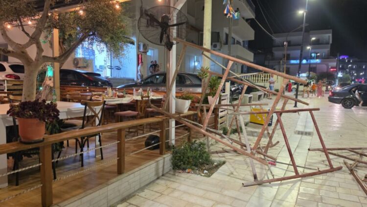 Stuhia godet Sarandën!  Tre persona të plagosur nga thyerja e xhamave, pema e rrëzuar dëmton mjetet