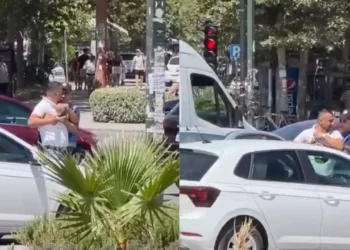 Aksident në rrugën e Skelës në Vlorë, drejtuesit e mjeteve përfshihen në konflikt fizik