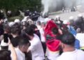 Tensione para Kuvendit/ Hidhet ujë dhe gaz lotësjellës kundër protestueve, ata  kundërpërgjigjen me vezë