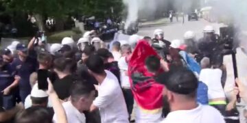 Tensione para Kuvendit/ Hidhet ujë dhe gaz lotësjellës kundër protestueve, ata  kundërpërgjigjen me vezë