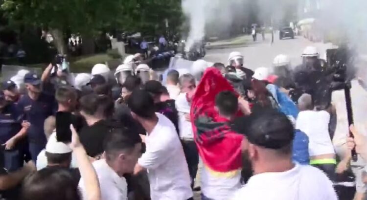 Tensione para Kuvendit/ Hidhet ujë dhe gaz lotësjellës kundër protestueve, ata  kundërpërgjigjen me vezë
