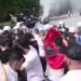 Tensione para Kuvendit/ Hidhet ujë dhe gaz lotësjellës kundër protestueve, ata  kundërpërgjigjen me vezë