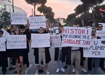 Studentët hedhin kapelet në shesh në shenjë proteste ndaj qeverisjes së Ramës