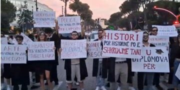 Studentët hedhin kapelet në shesh në shenjë proteste ndaj qeverisjes së Ramës