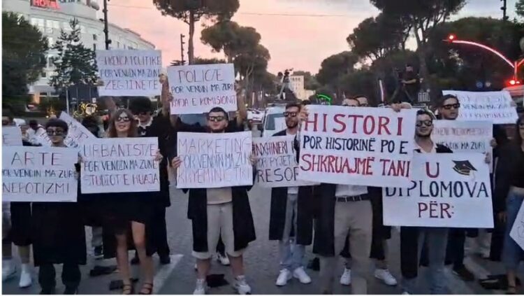 Studentët hedhin kapelet në shesh në shenjë proteste ndaj qeverisjes së Ramës