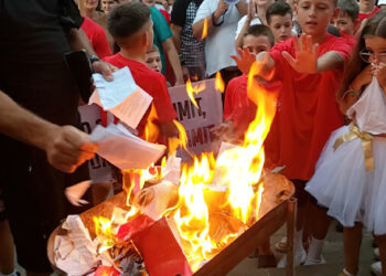 Revoltë në bastionin socialist, Poliçani djeg teserat e PS-së: Harram i paçi votat