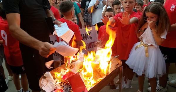 Revoltë në bastionin socialist, Poliçani djeg teserat e PS-së: Harram i paçi votat