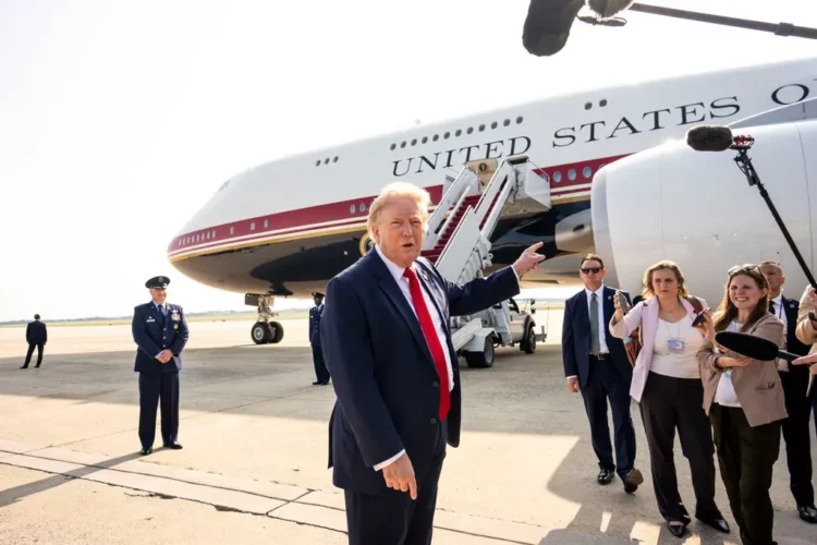 Përplasja e Trump me median/ Gazetarët e “New York Times” në gjyq për rrjedhje të informacioneve për “Air Force One”