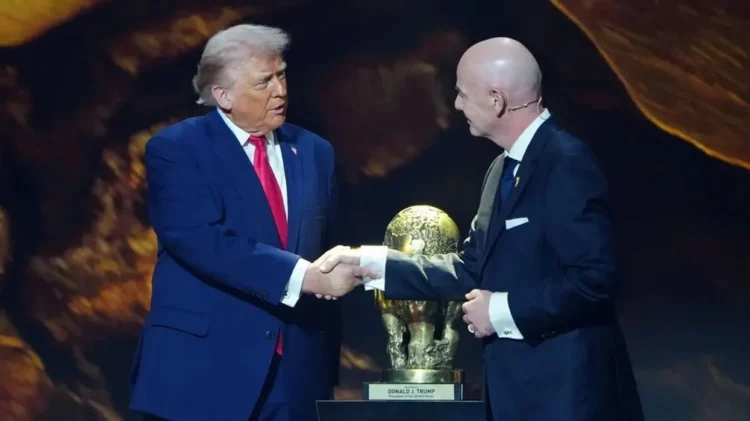 Prapaskena që krijoi polemika: Trump ndërhyri tek Infantino për t’i hequr pezullimin lojtarit amerikan