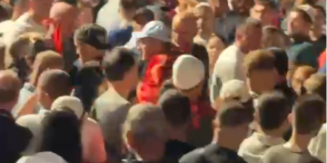 Turma e jashtëzakonshme në shesh, qytetari humb ndjenjat mes protestës