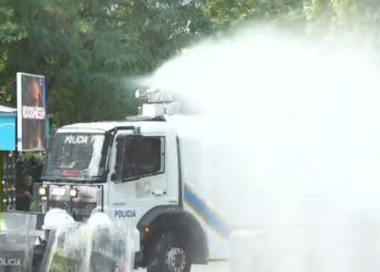 Protestuesit pësuan dëmtime serioze, misteri i ujit blu që hodhi policia në drejtim të turmës para Kuvendit
