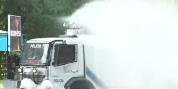 Protestuesit pësuan dëmtime serioze, misteri i ujit blu që hodhi policia në drejtim të turmës para Kuvendit