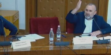 Përplasje në Komisionin e ‘Zgjedhores’, Manja fyen deputetin demokrat: Qepe gojën, legen!