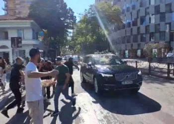 Pas mbylljes së seancës parlamentare, goditen me vezë makinat e deputetëve