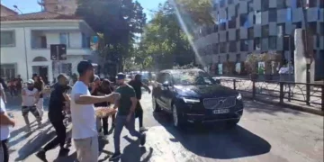 Pas mbylljes së seancës parlamentare, goditen me vezë makinat e deputetëve