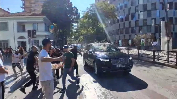 Pas mbylljes së seancës parlamentare, goditen me vezë makinat e deputetëve