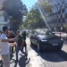 Pas mbylljes së seancës parlamentare, goditen me vezë makinat e deputetëve