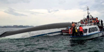 Përmbytet varka me turistë, humbin jetën 15 persona