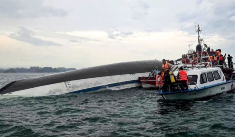 Përmbytet varka me turistë, humbin jetën 15 persona
