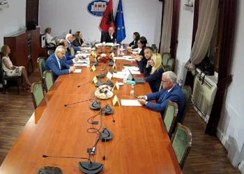 Opozita propozon dënimin e thirrjeve të ministres serbe, socialistët votojnë kundër