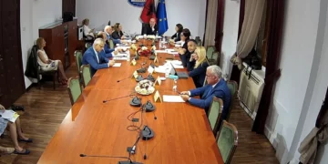 Opozita propozon dënimin e thirrjeve të ministres serbe, socialistët votojnë kundër