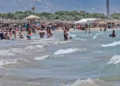 Flamuri i kuq ngrihet në plazhet e Vlorës, era dhe dallgët detyrojnë pushuesit të largohen