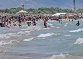 Flamuri i kuq ngrihet në plazhet e Vlorës, era dhe dallgët detyrojnë pushuesit të largohen