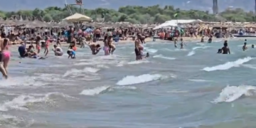 Flamuri i kuq ngrihet në plazhet e Vlorës, era dhe dallgët detyrojnë pushuesit të largohen