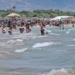 Flamuri i kuq ngrihet në plazhet e Vlorës, era dhe dallgët detyrojnë pushuesit të largohen