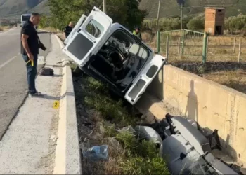 Vlorë/ Përmbyset furgoni me punëtorë, humb jetën 52-vjeçari, katër të tjerë të plagosur