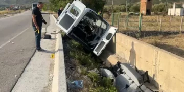 Vlorë/ Përmbyset furgoni me punëtorë, humb jetën 52-vjeçari, katër të tjerë të plagosur