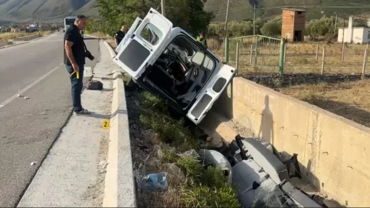 Vlorë/ Përmbyset furgoni me punëtorë, humb jetën 52-vjeçari, katër të tjerë të plagosur
