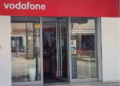 Grabitet pika e “Vodafone” në Durrës, i riu kërcënon punonjësen dhe merr paratë nga kasa