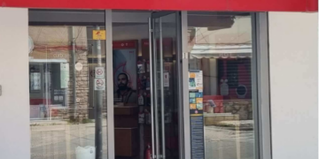 Grabitet pika e “Vodafone” në Durrës, i riu kërcënon punonjësen dhe merr paratë nga kasa