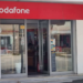 Grabitet pika e “Vodafone” në Durrës, i riu kërcënon punonjësen dhe merr paratë nga kasa