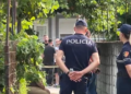 Ngjarje e rëndë në Fier! Burri vret ish-vjehrrin dhe plagos ish-vjehrrën, merr peng ish-bashkëshorten e tij