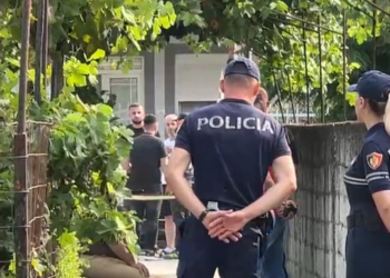 Ngjarje e rëndë në Fier! Burri vret ish-vjehrrin dhe plagos ish-vjehrrën, merr peng ish-bashkëshorten e tij