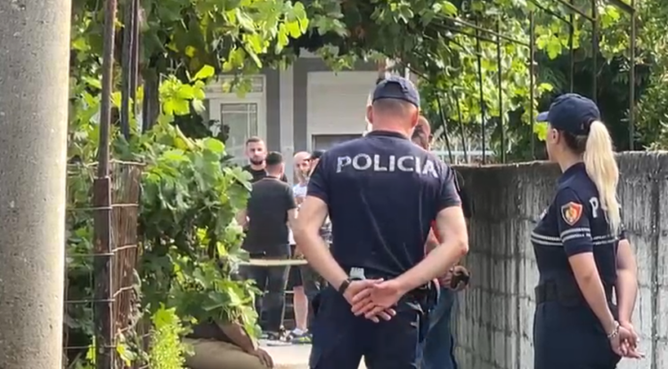 Ngjarje e rëndë në Fier! Burri vret ish-vjehrrin dhe plagos ish-vjehrrën, merr peng ish-bashkëshorten e tij